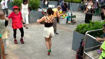 男孩吃瓜外景,男孩吃瓜的悠闲时光